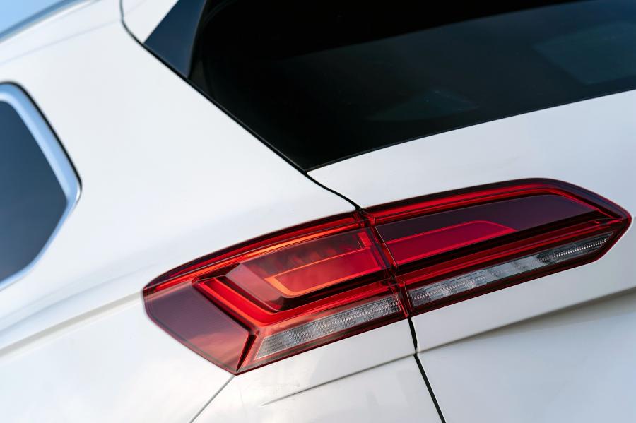 Детали экстерьера Volkswagen Touareg V6 TDI R-Line 2018 года  (UK) (фото 26 из 40)